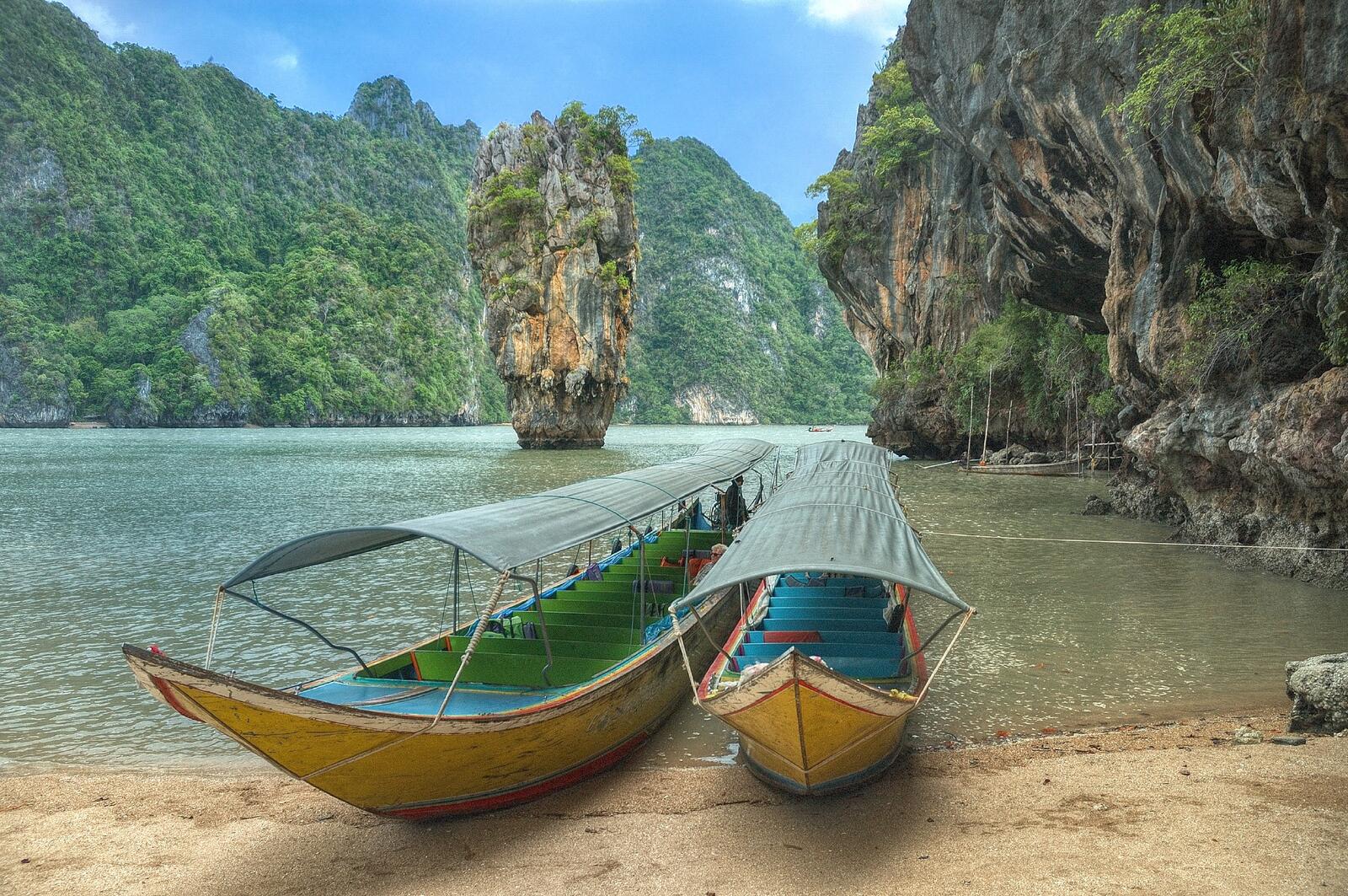 Бесплатное фото Каноэ у берегов в Тайланде