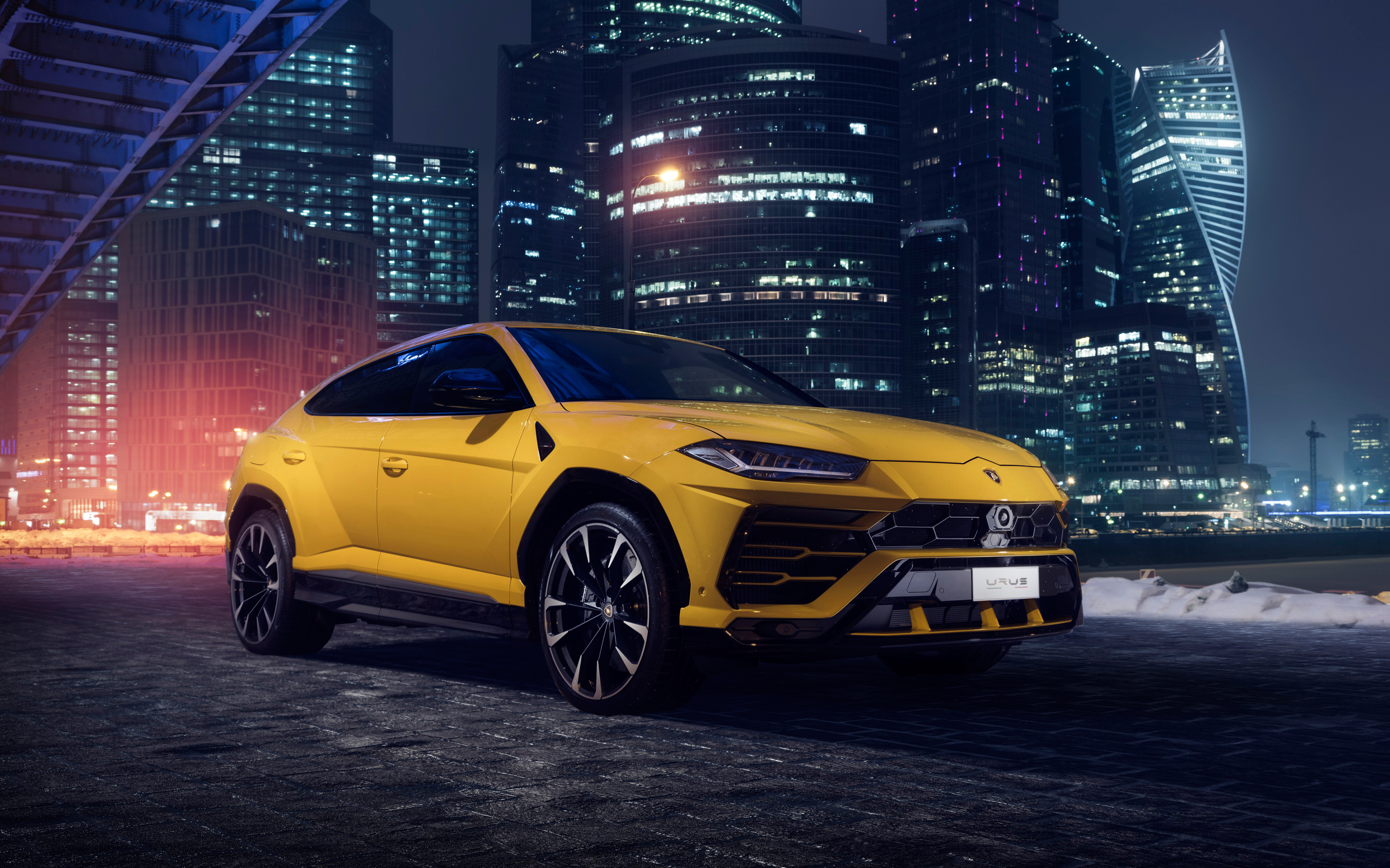 Желтый Lamborghini Urus на фоне города