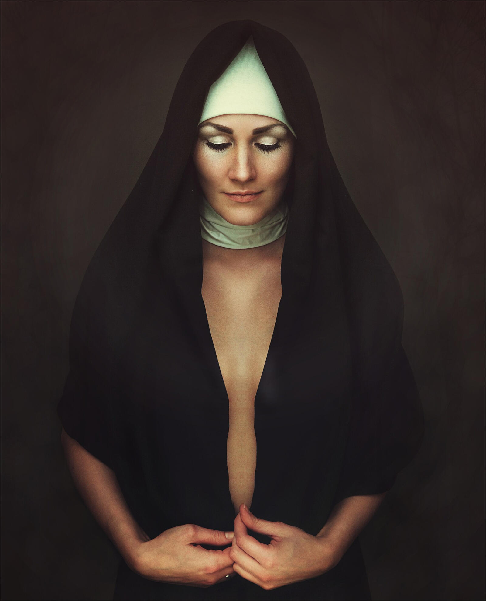 免费照片修女在镜头前裸体