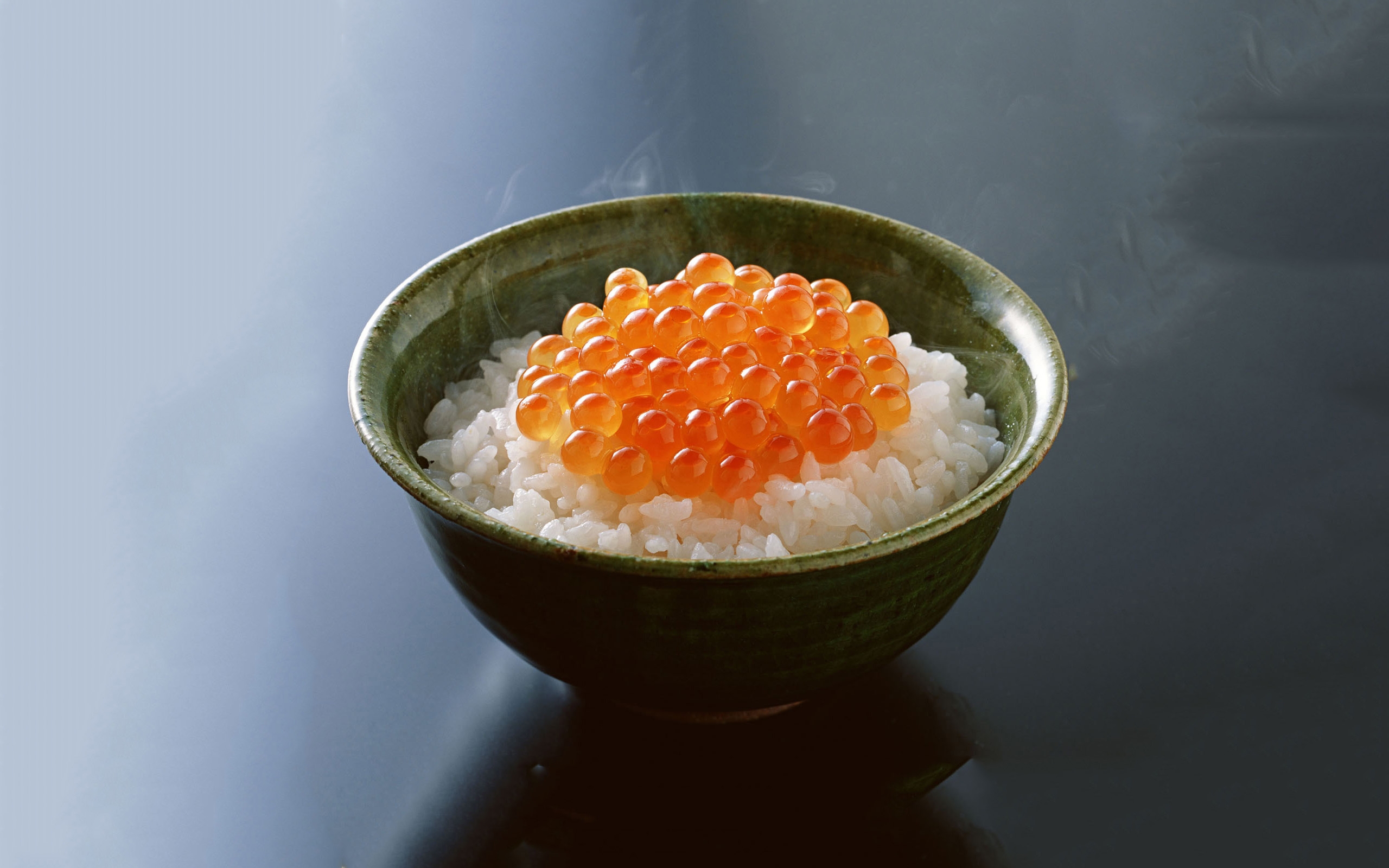 免费照片红色鱼子酱与米饭放在一个小碗里