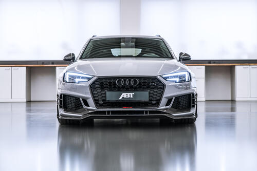 Белая Audi Rs 4 Avant 2018 года
