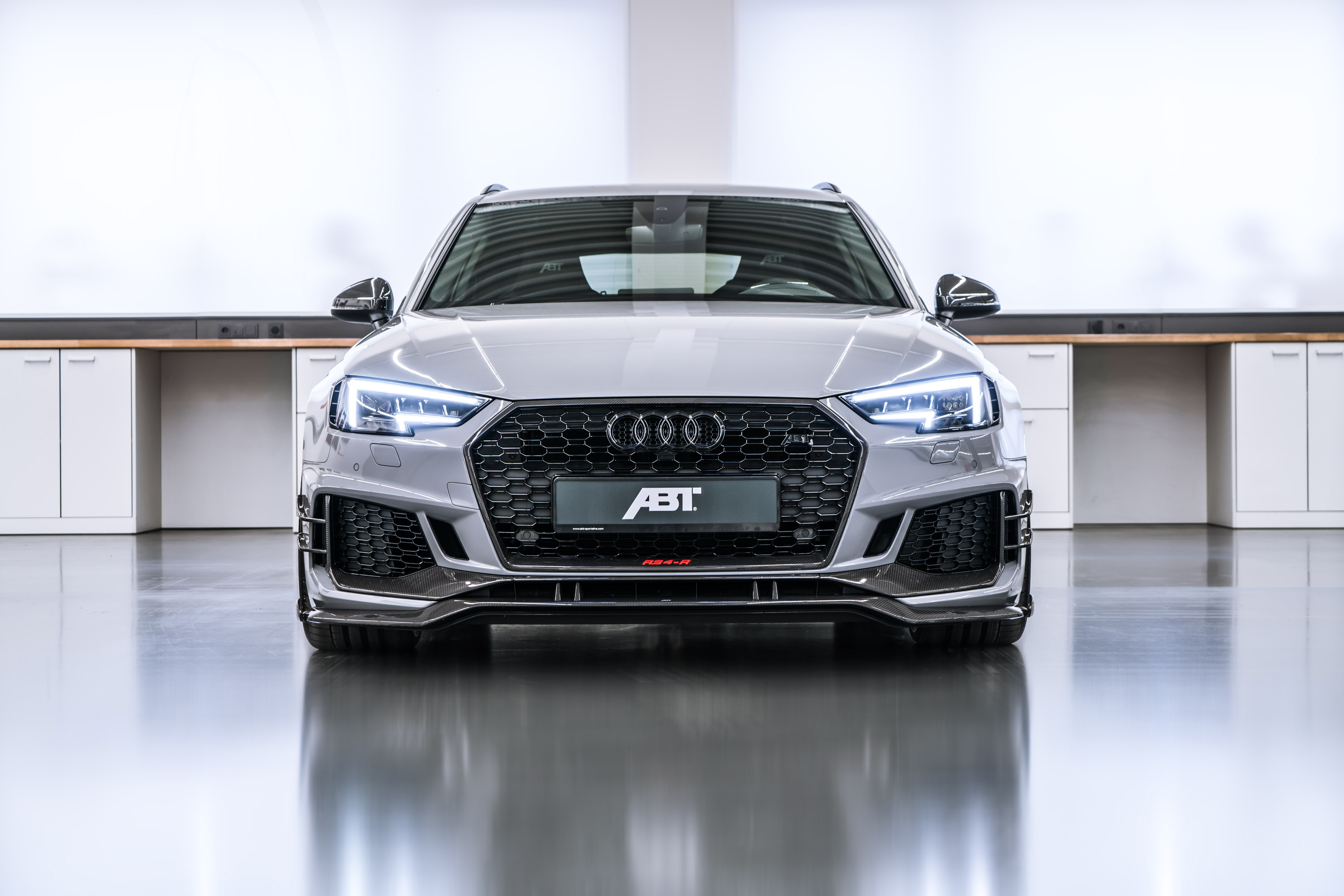 Белая Audi Rs 4 Avant 2018 года