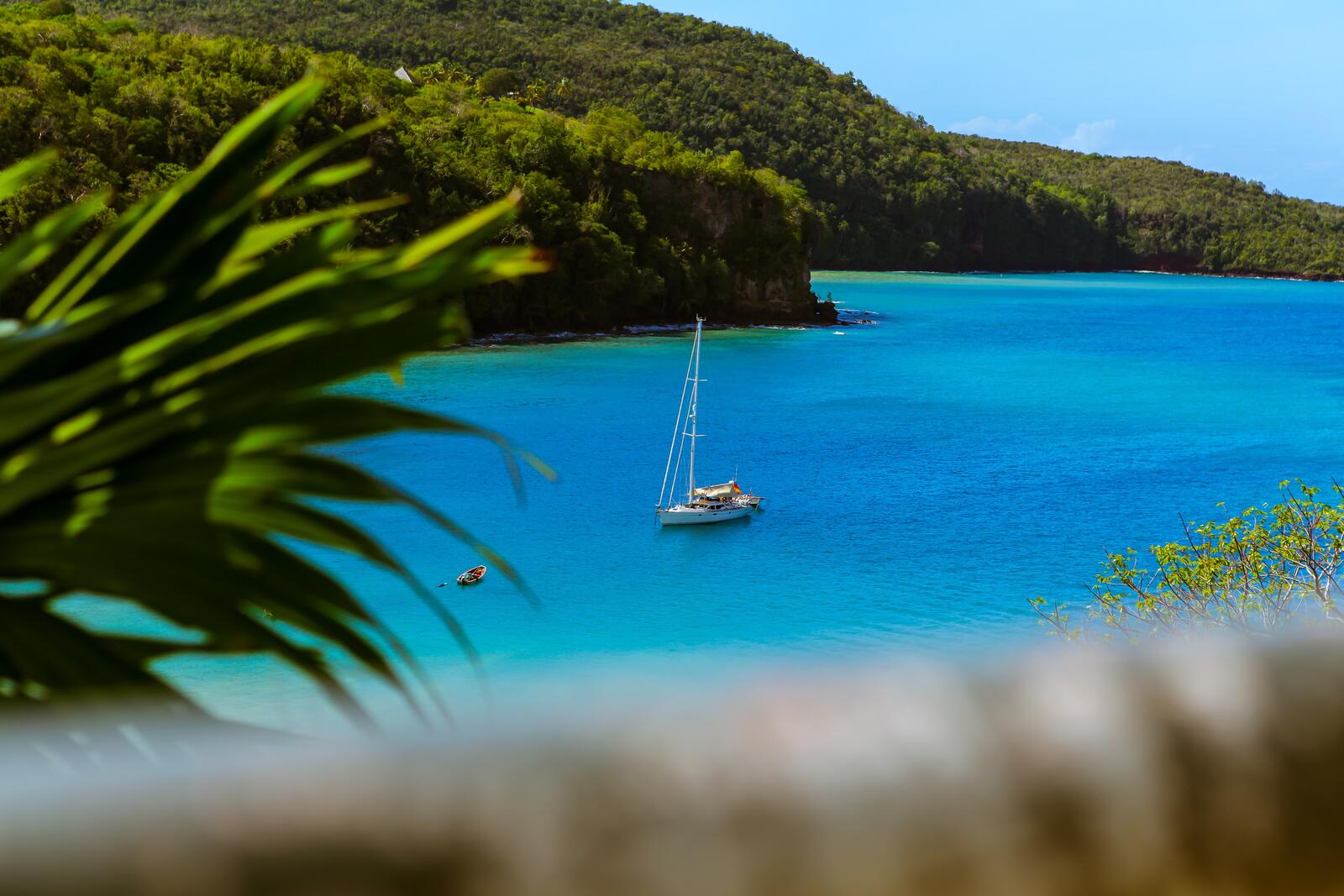 Free photo White yacht in a blue lagoon