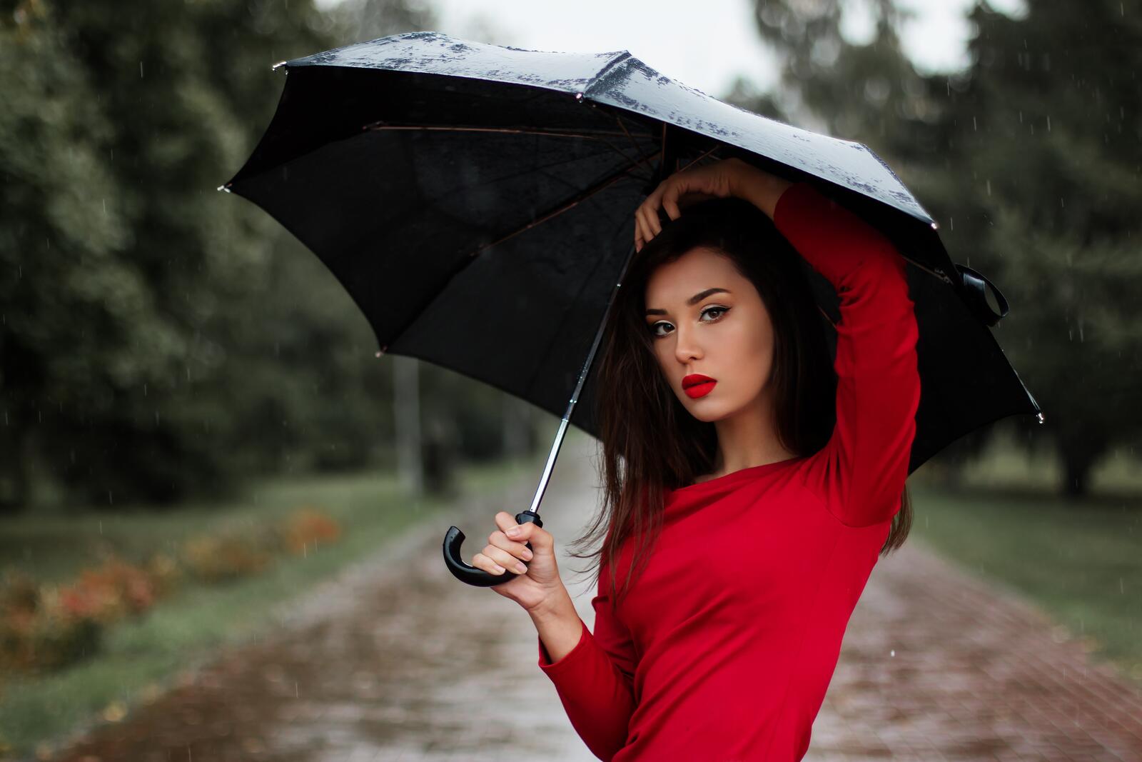 免费照片伞下的女孩穿着红色的裙子