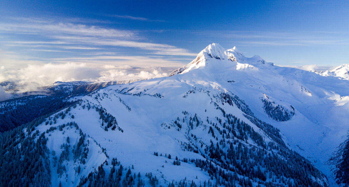 Высокие горы покрытые снегом