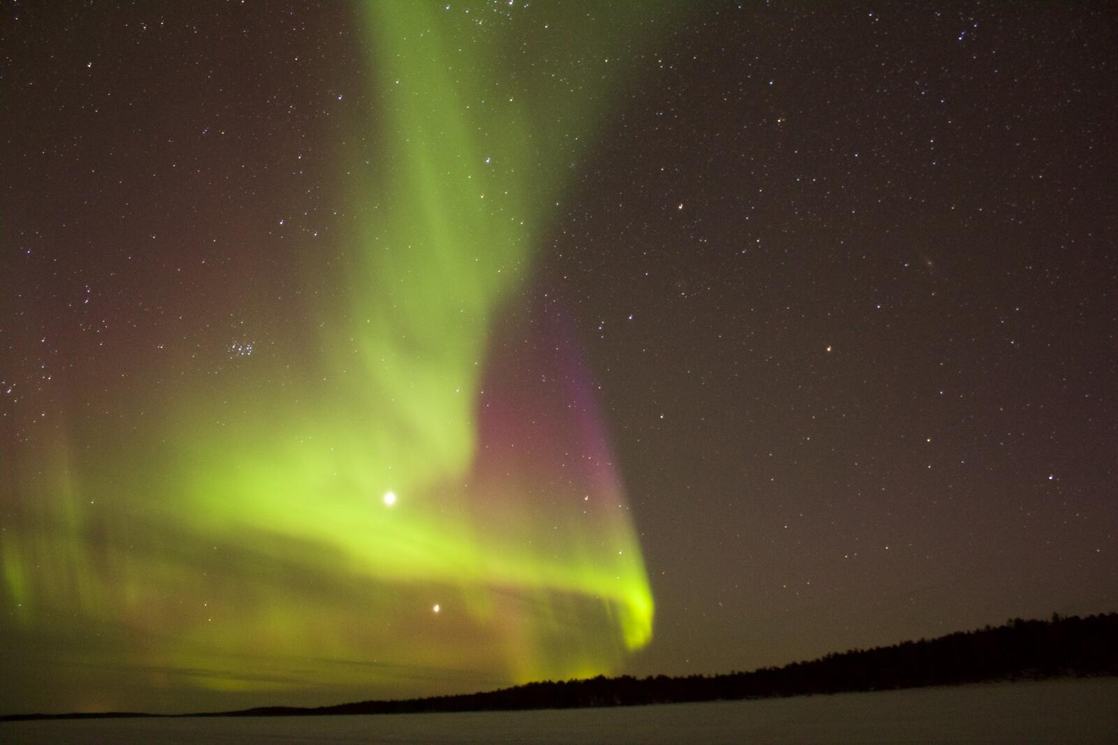 Бесплатное фото Северное сияние на вечернем небе