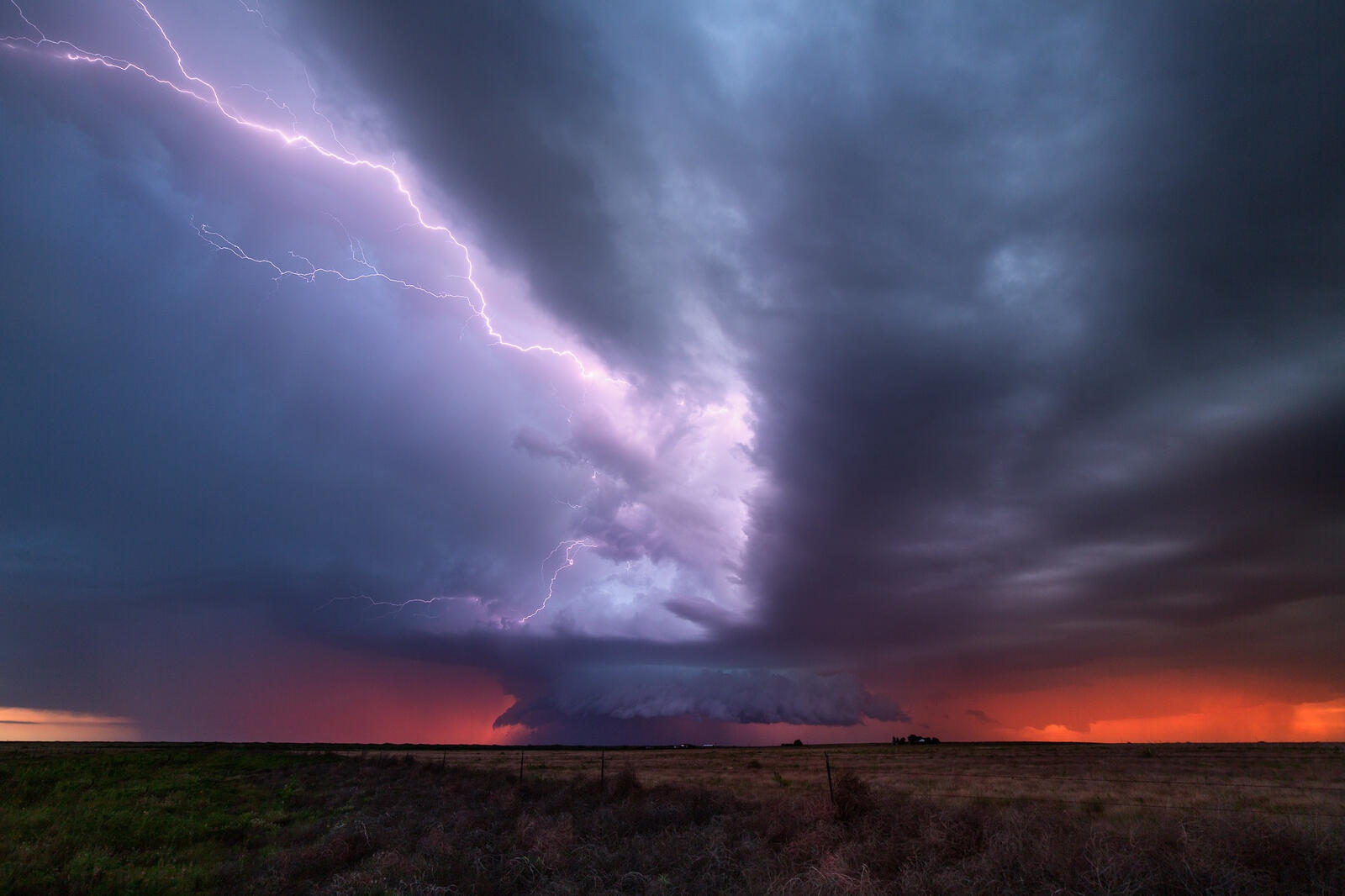 Бесплатное фото Огромный шторм с молнией