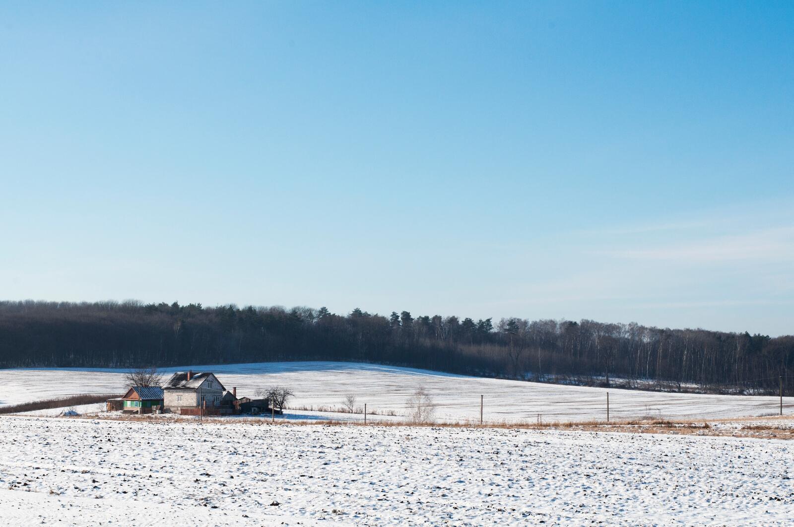 Бесплатное фото Снежная равнина с одиноким домом