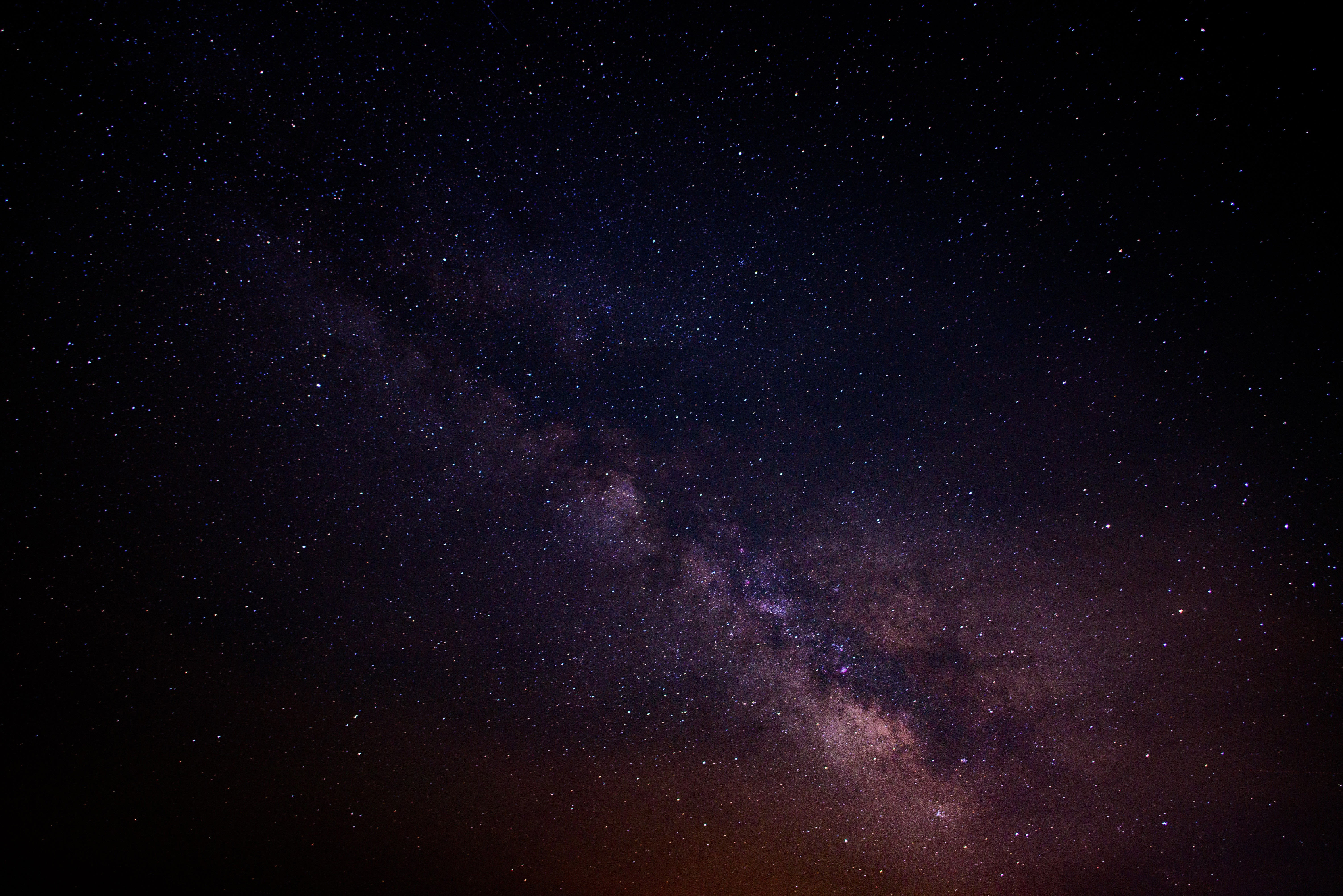 Бесплатное фото Небо усеянное многочисленными звездами
