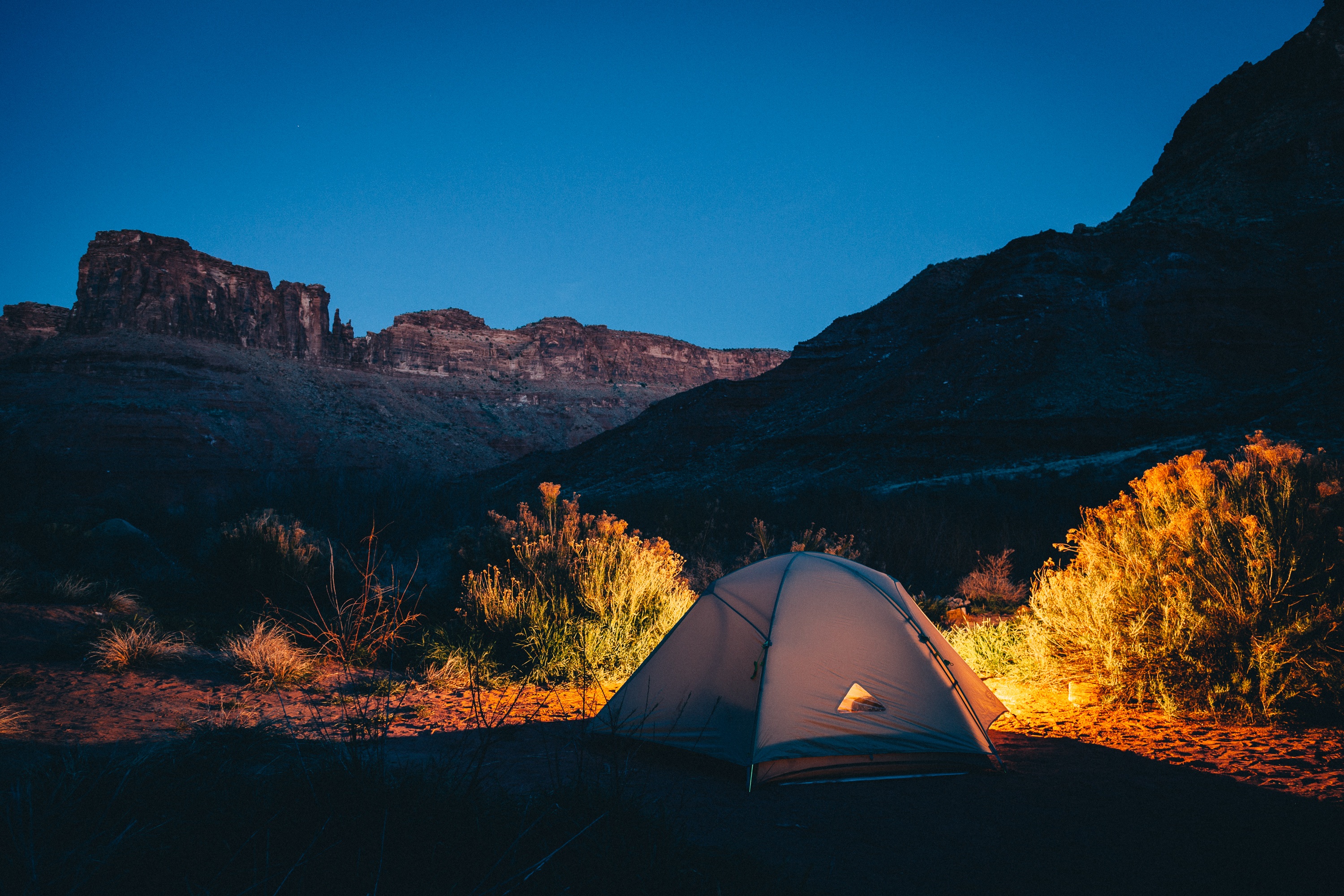 峡谷中央的露营帐篷。
