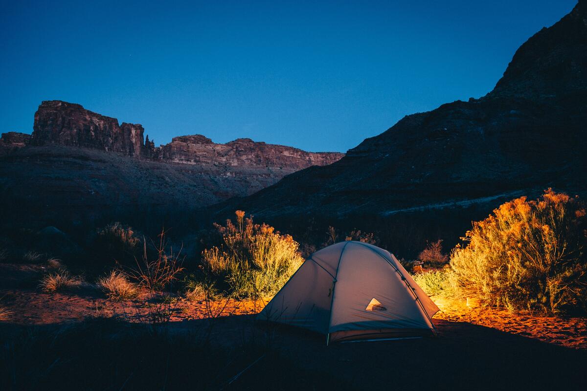 A camping tent in the middle of the canyon.