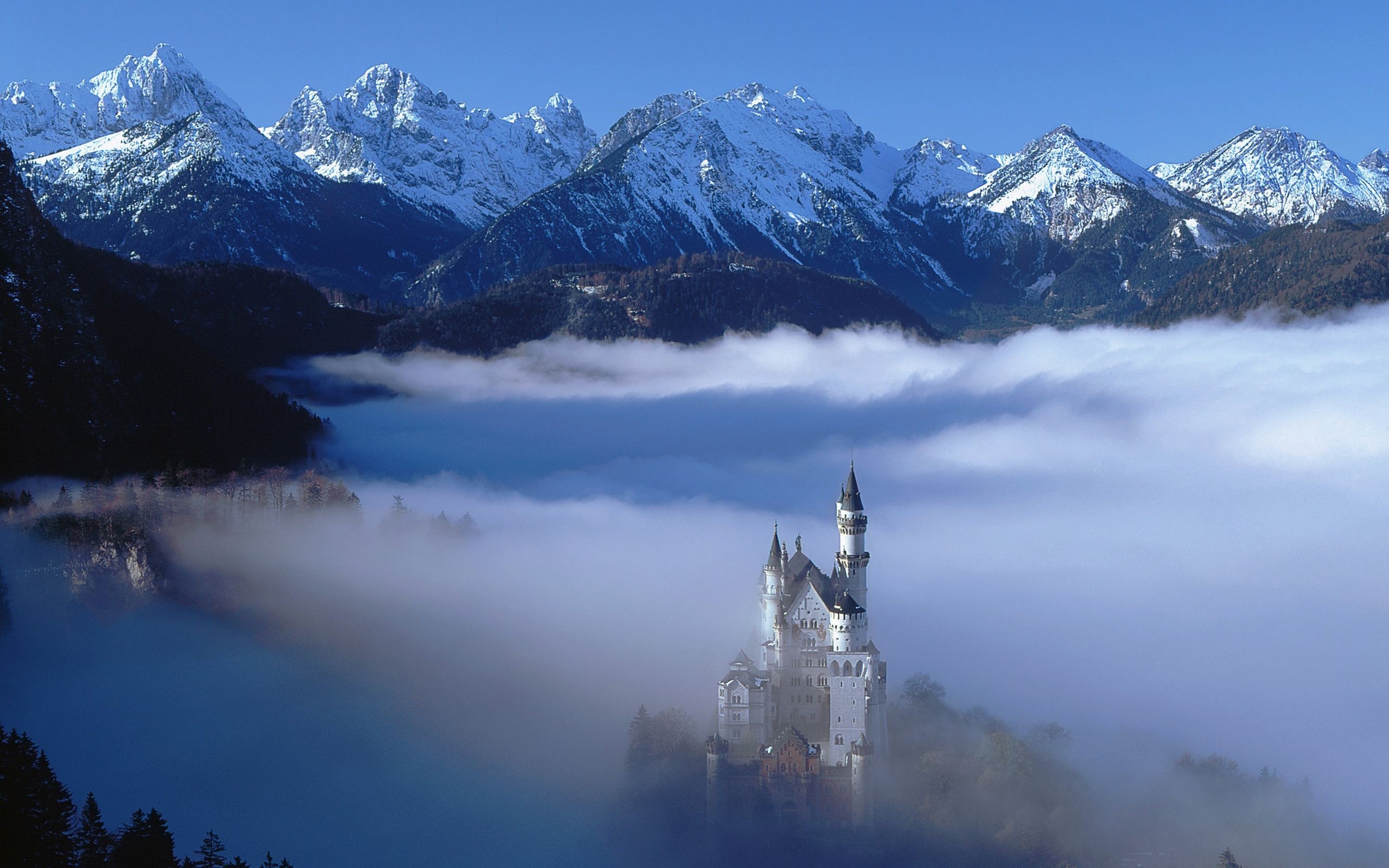 免费照片雾中高崖上的城堡