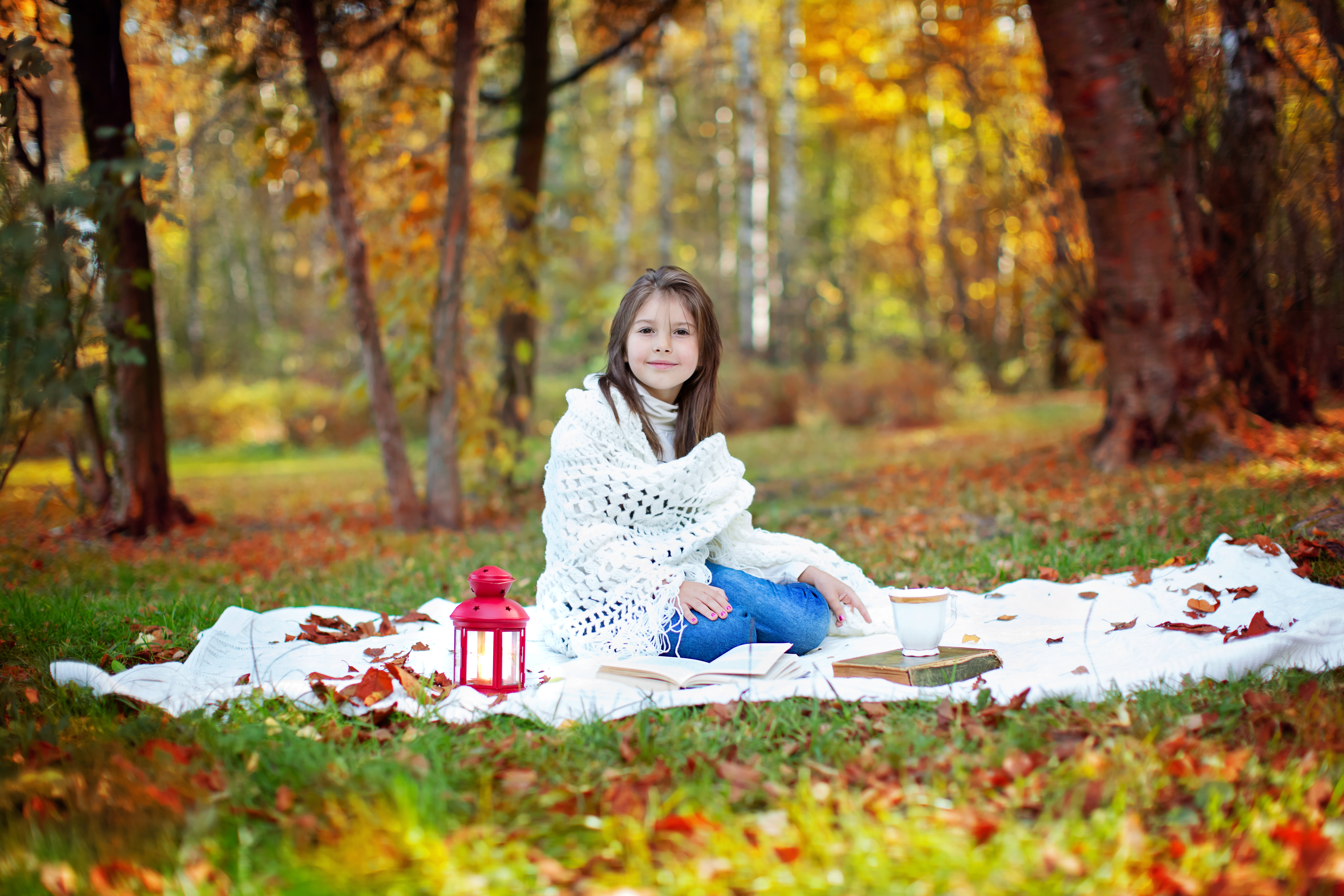Бесплатное фото Красивая девочка, на поляне, в осеннем лесу, фото.