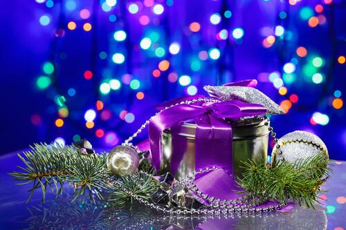 Новогодний подарок с фиолетовым бантиком
