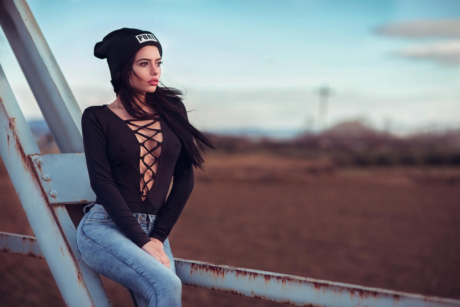 Бесплатное фото Марианна Бафити в черной шапке и джинсах
