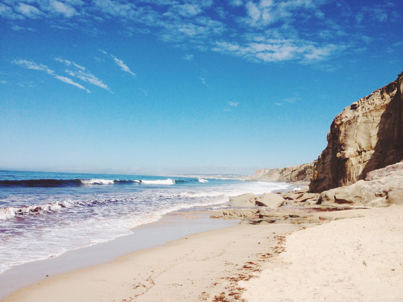 Бесплатное фото Волны на песочном пляже
