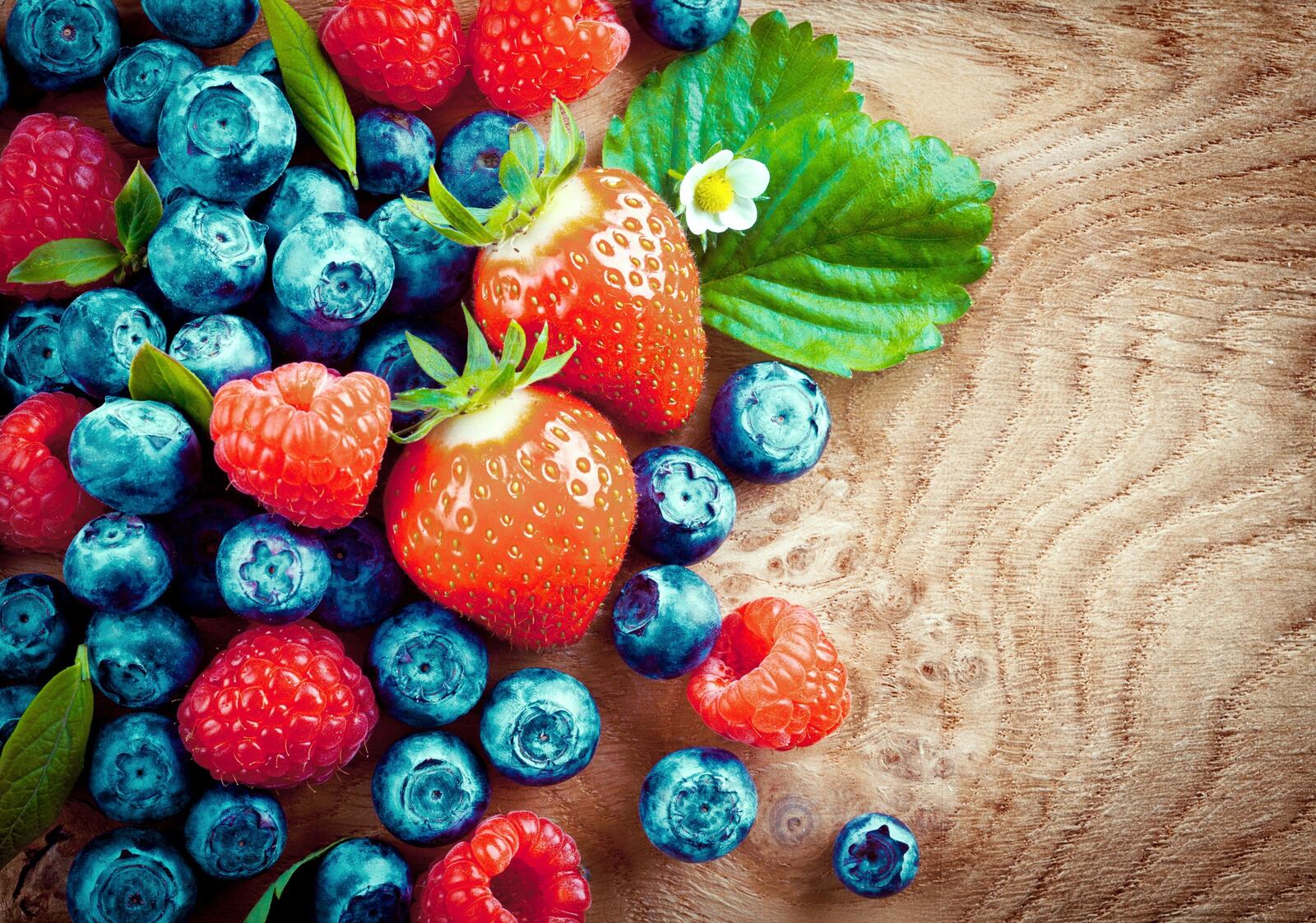 Free photo Berries on a wooden background