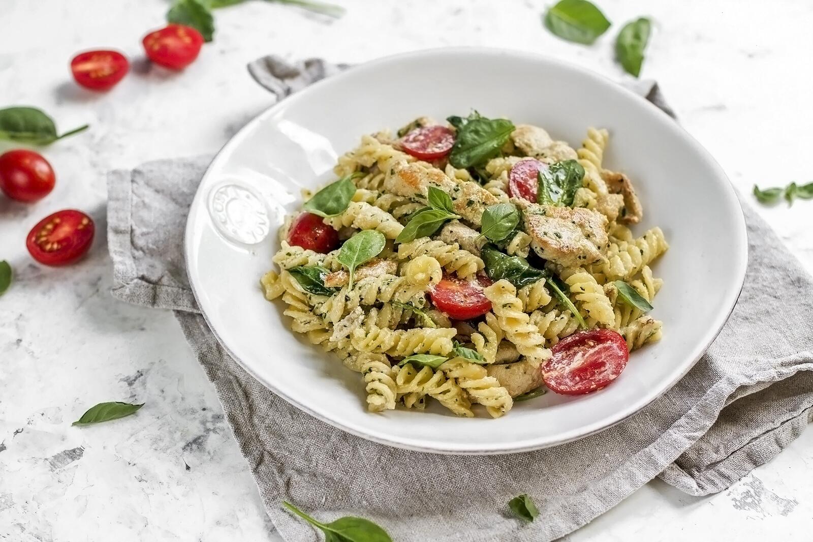 Free photo Pasta with tomatoes and herbs