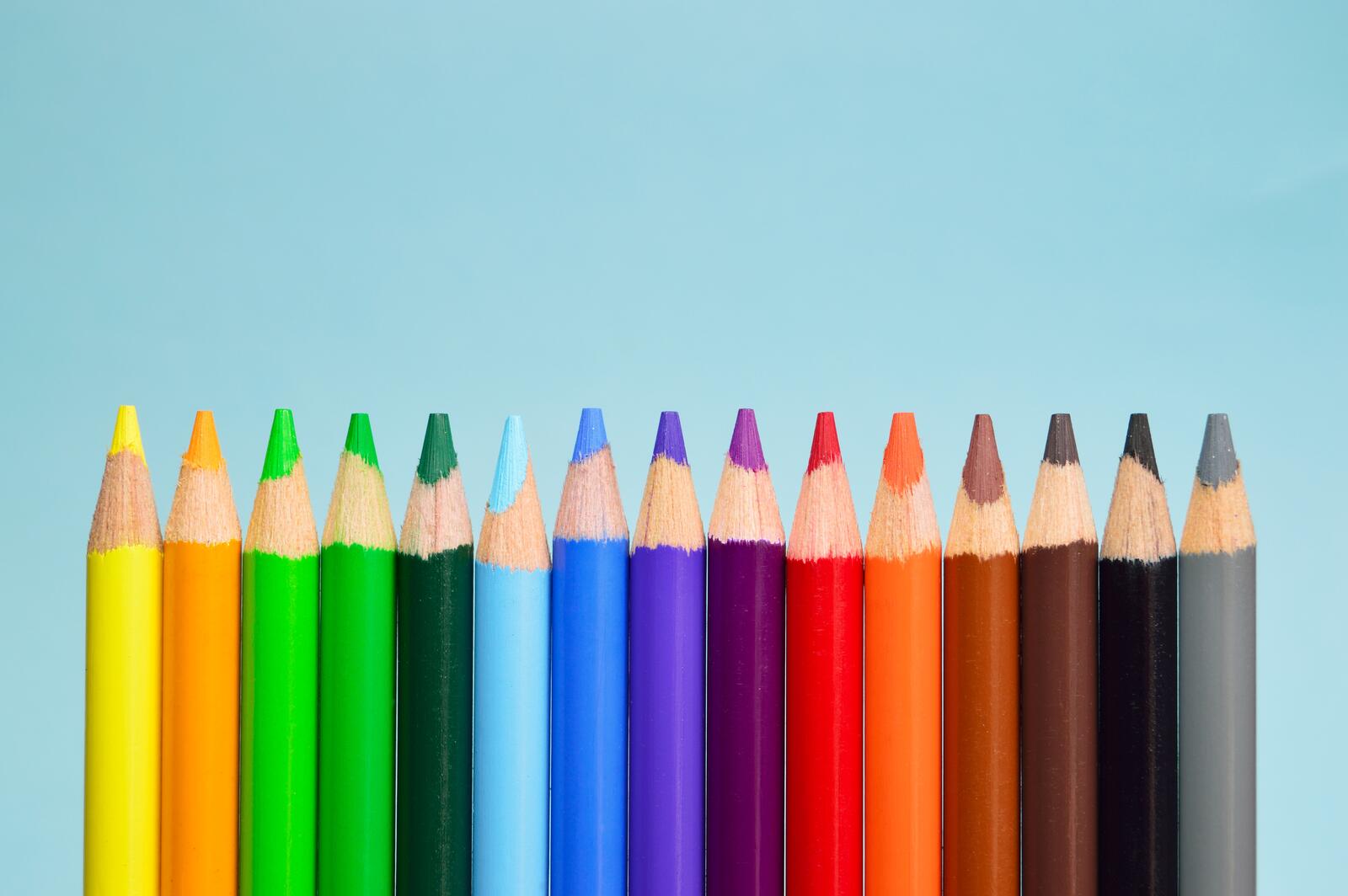 Бесплатное фото Разноцветные яркие карандаши