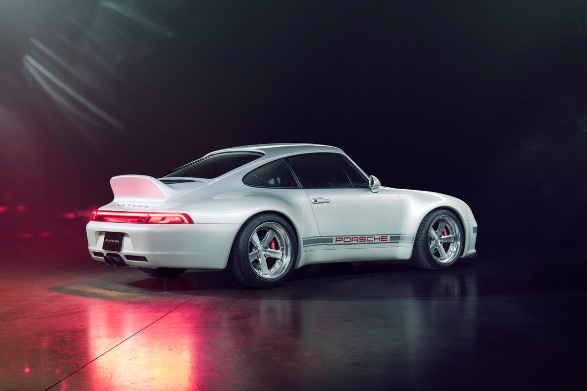 Porsche 911 белого цвета