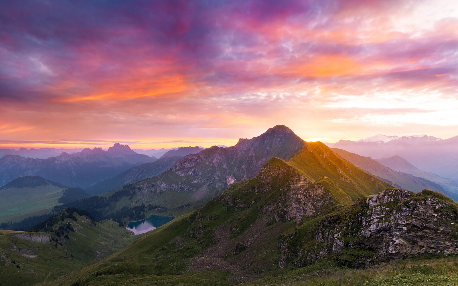 Бесплатное фото Горный хребет в Швейцарии на закате