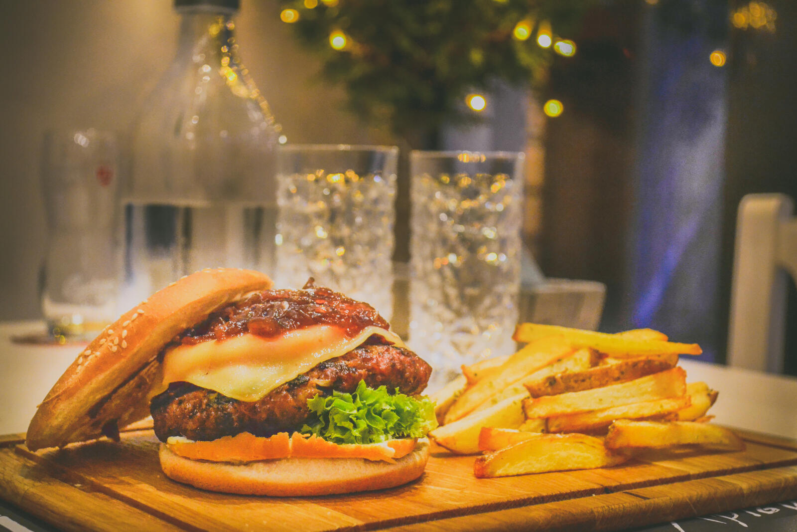 Бесплатное фото Большой гамбургер с картошкой фри