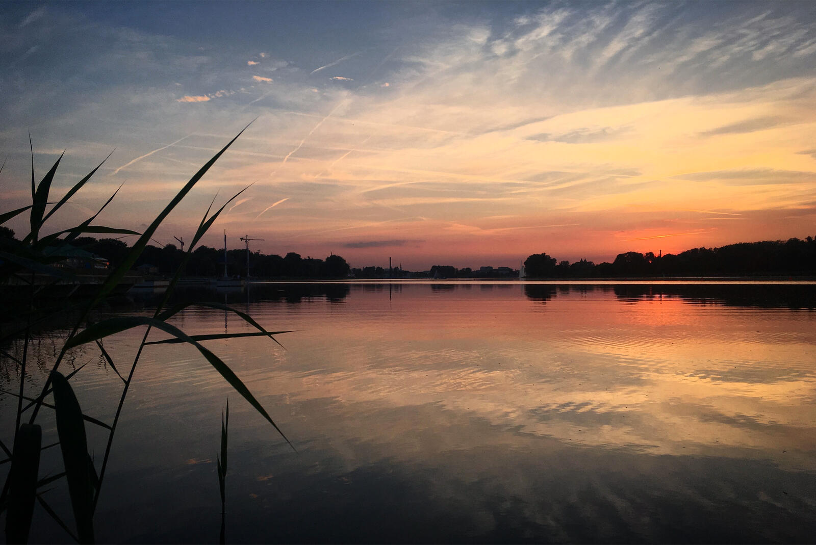免费照片夏日湖面上的晚间夕阳