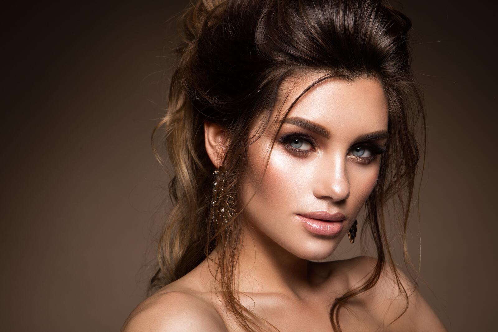 Free photo A beautiful brown-haired woman in chic makeup