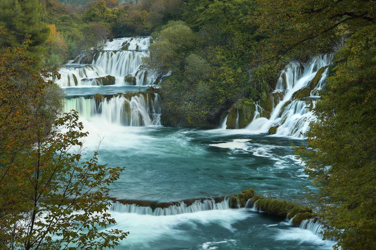 Бесплатное фото Многоступенчатый водопад в лесу