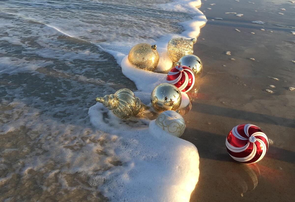 Новогодние игрушки омывают волны моря