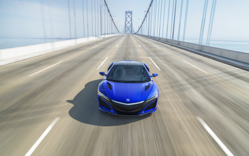 Синяя Acura NSX едет по мосту