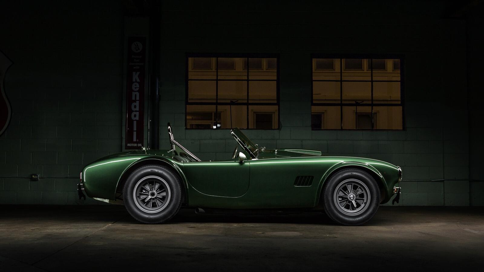 Бесплатное фото Зеленая Shelby Cobra вид сбоку
