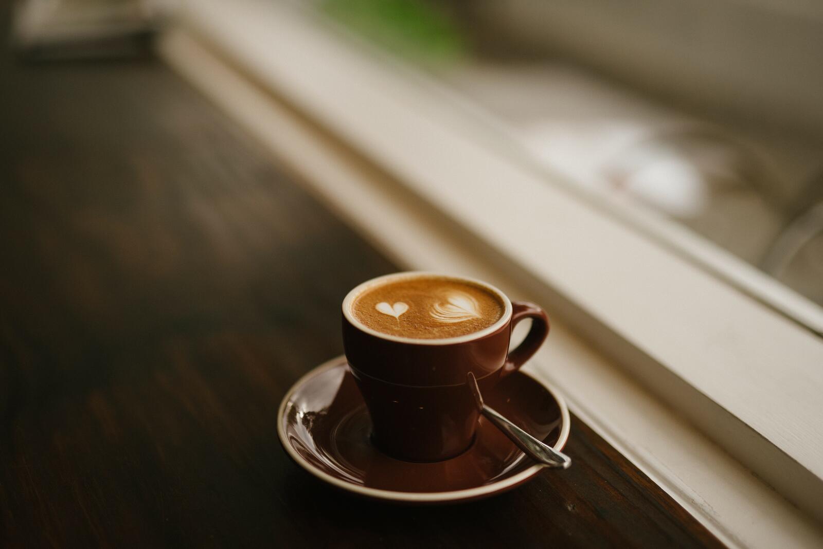 Бесплатное фото Чашка кофе с сердечками на пенке