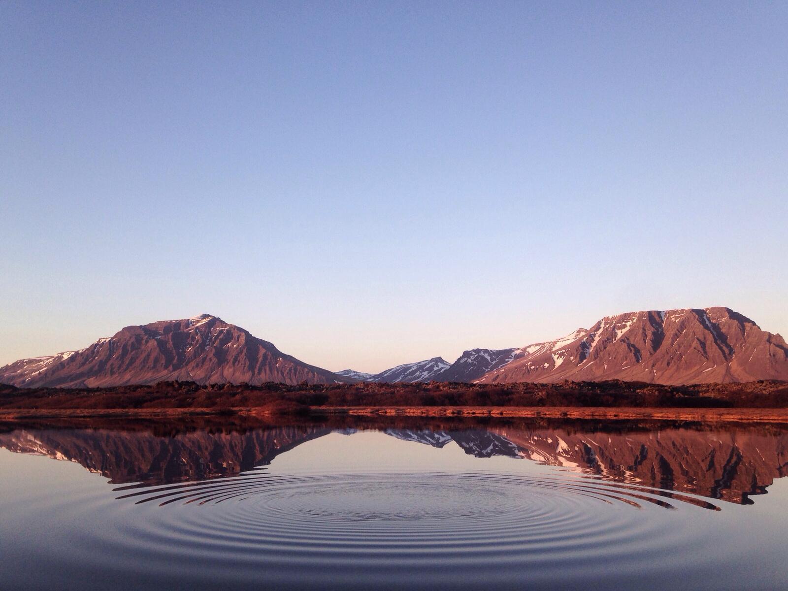 免费照片冰岛一个以山脉为背景的美丽湖泊