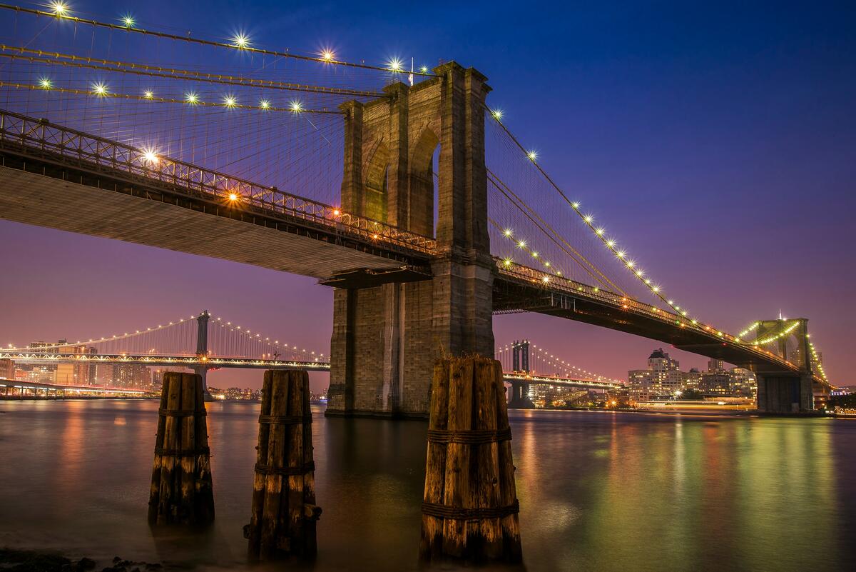 Подвесной мост ночью с подсветкой
