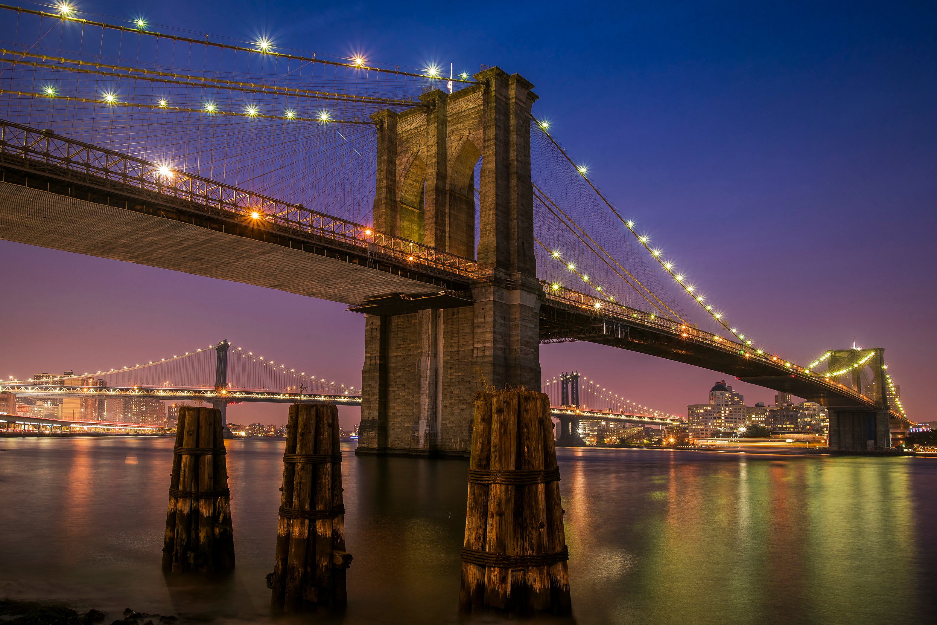 Бесплатное фото Подвесной мост ночью с подсветкой