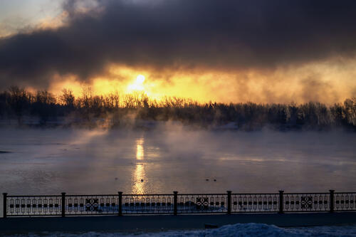 Глубокий туман утром над рекой в Сибири