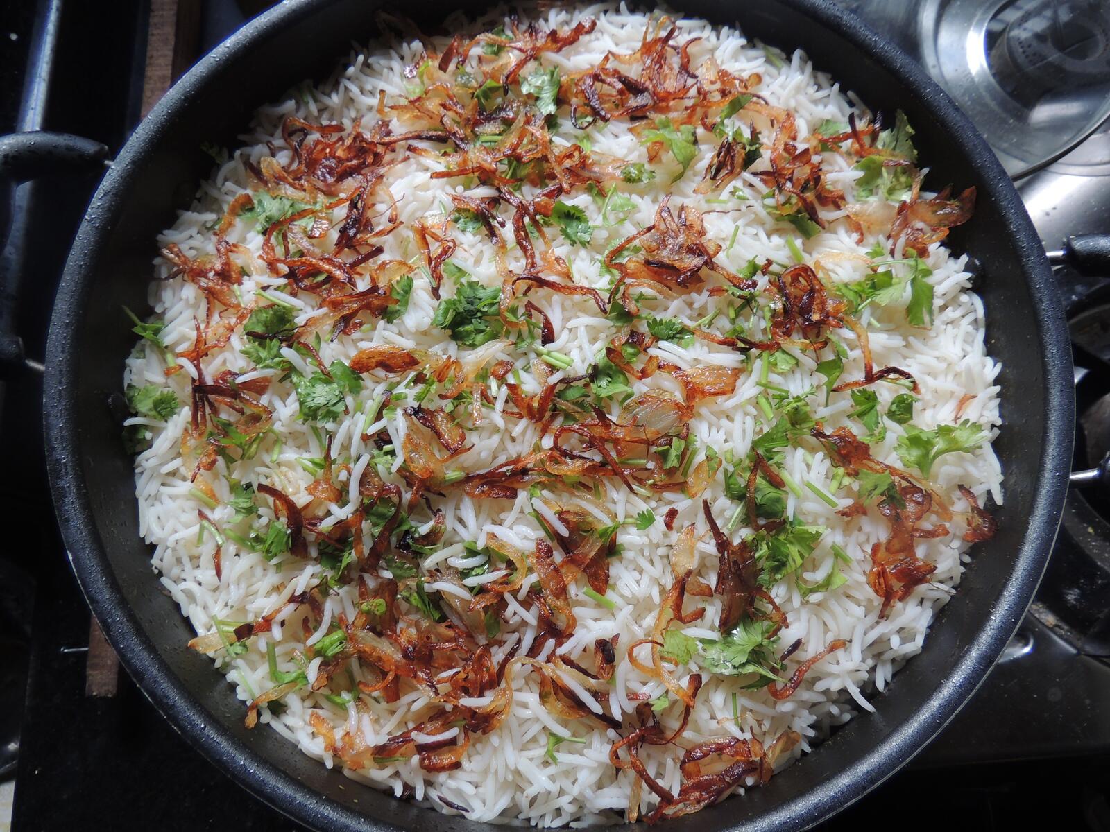 Free photo Rice with fried onions in a cauldron