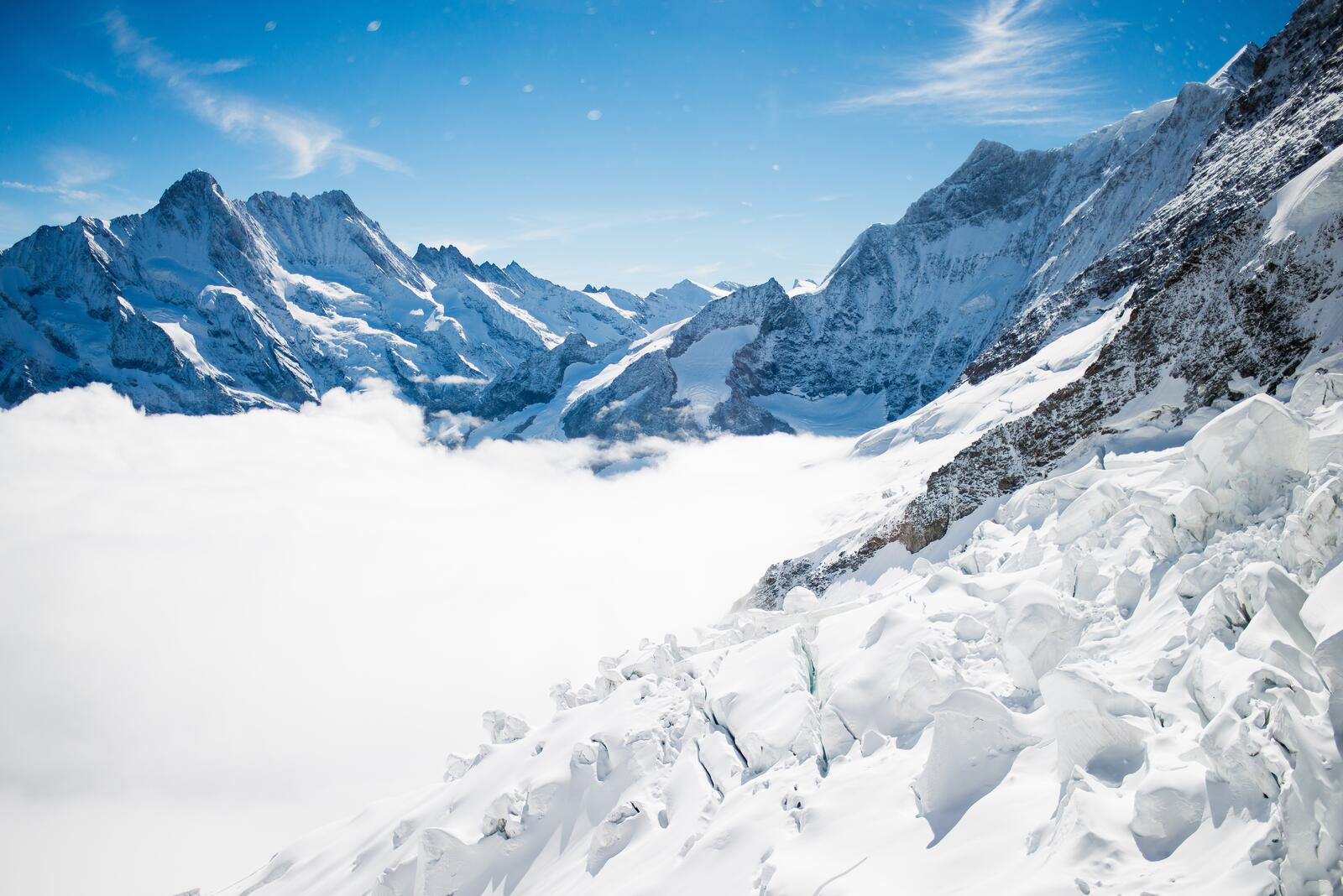 Бесплатное фото Зима в горах и чистое небо