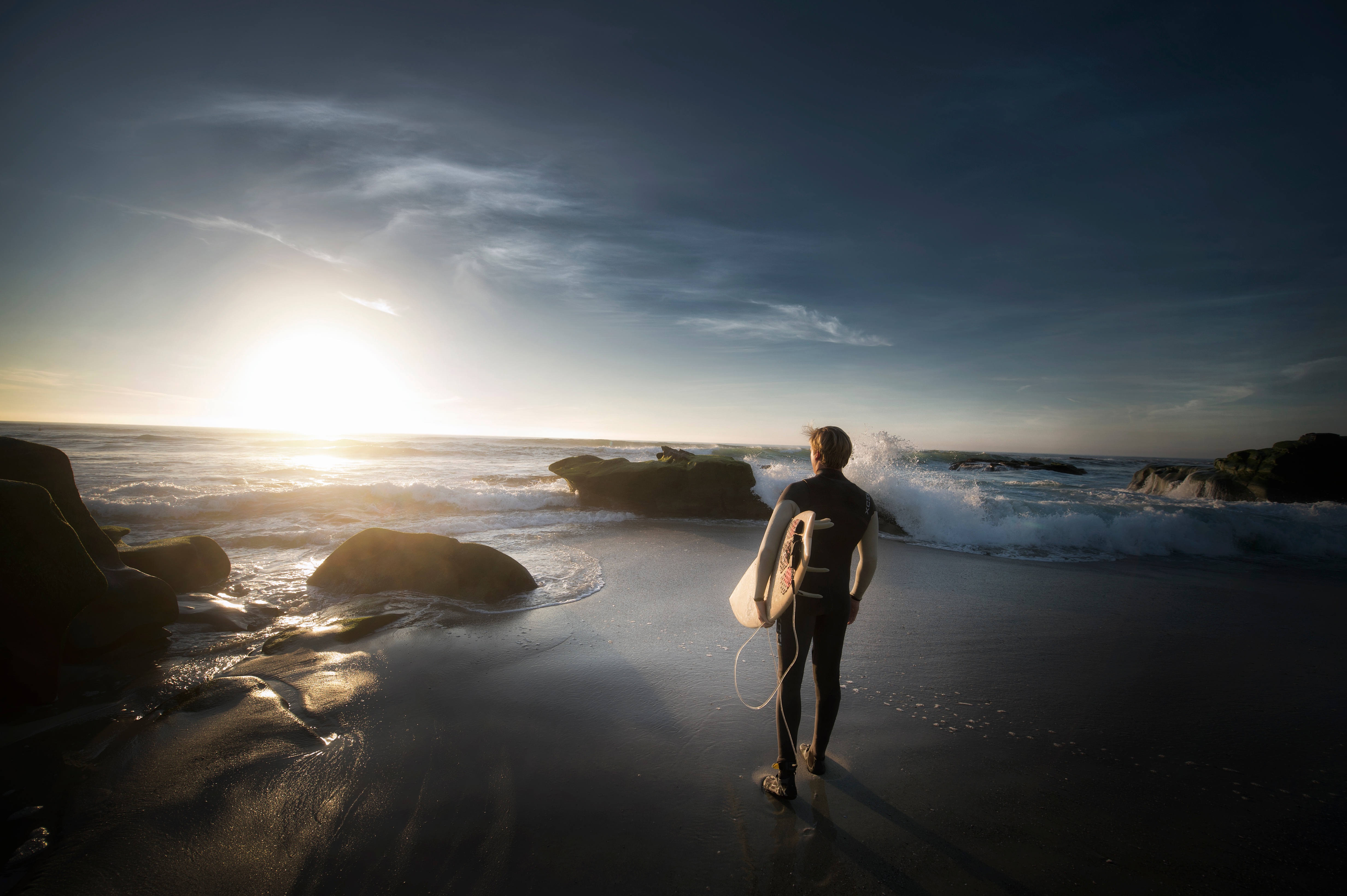 Бесплатное фото Серфер на берегу моря в солнечную погоду