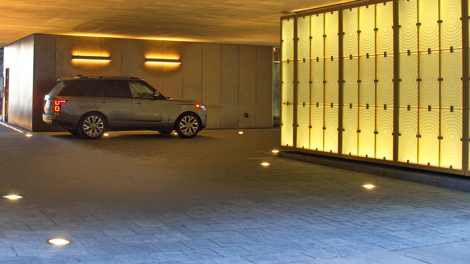 Бесплатное фото Рендж Ровер едет в современном подземном паркинге