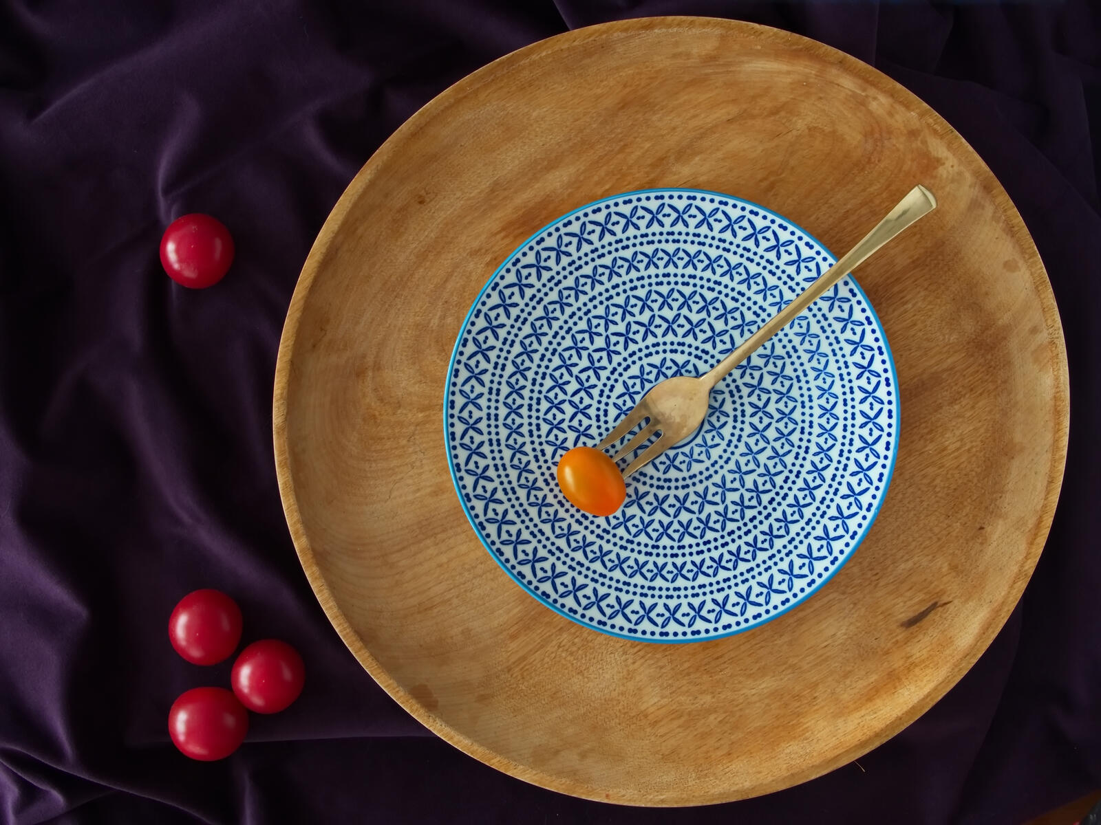 Wallpapers flat lay tomato a plate on the desktop