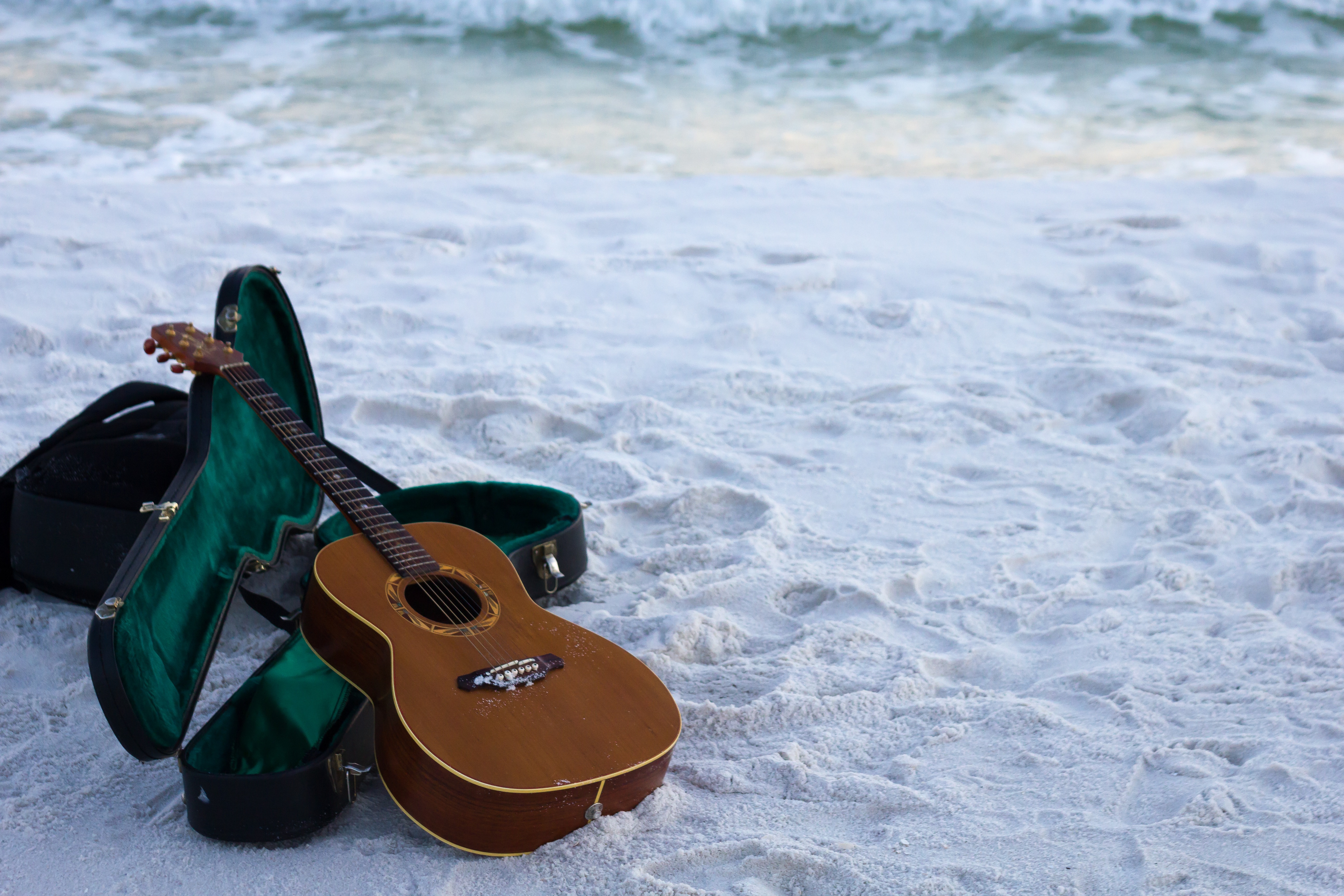 Фото бесплатно песок, океан, гитара
