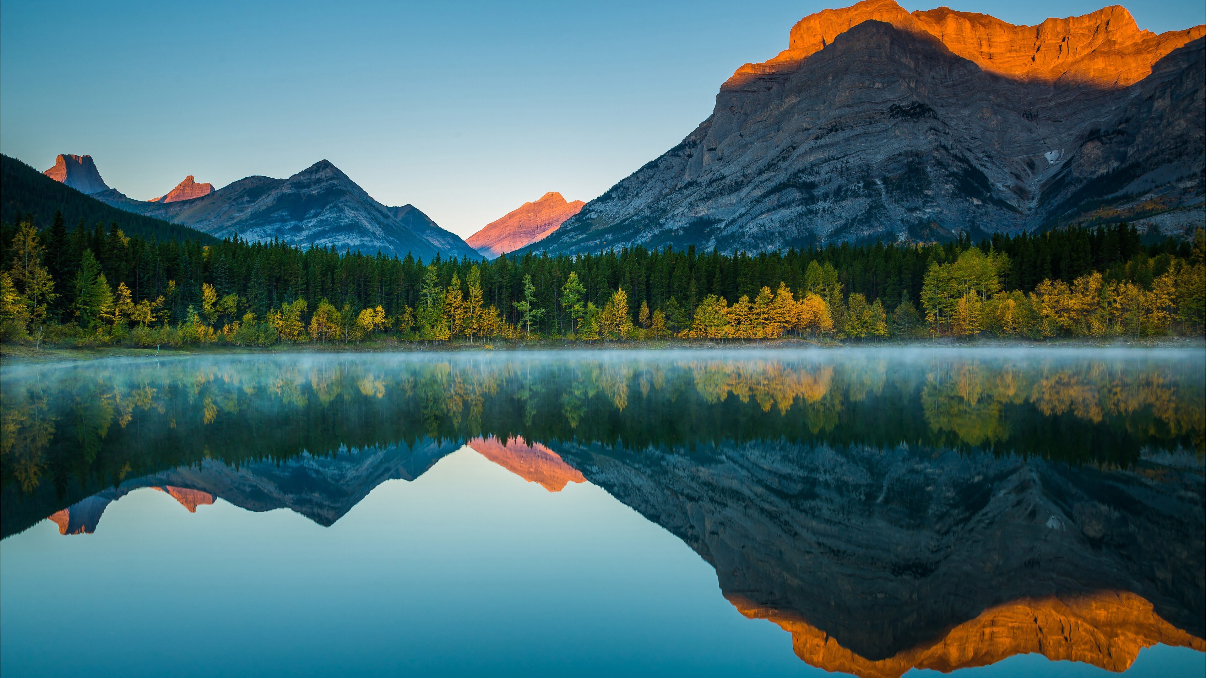 免费照片被树木包围的山中宁静的湖泊
