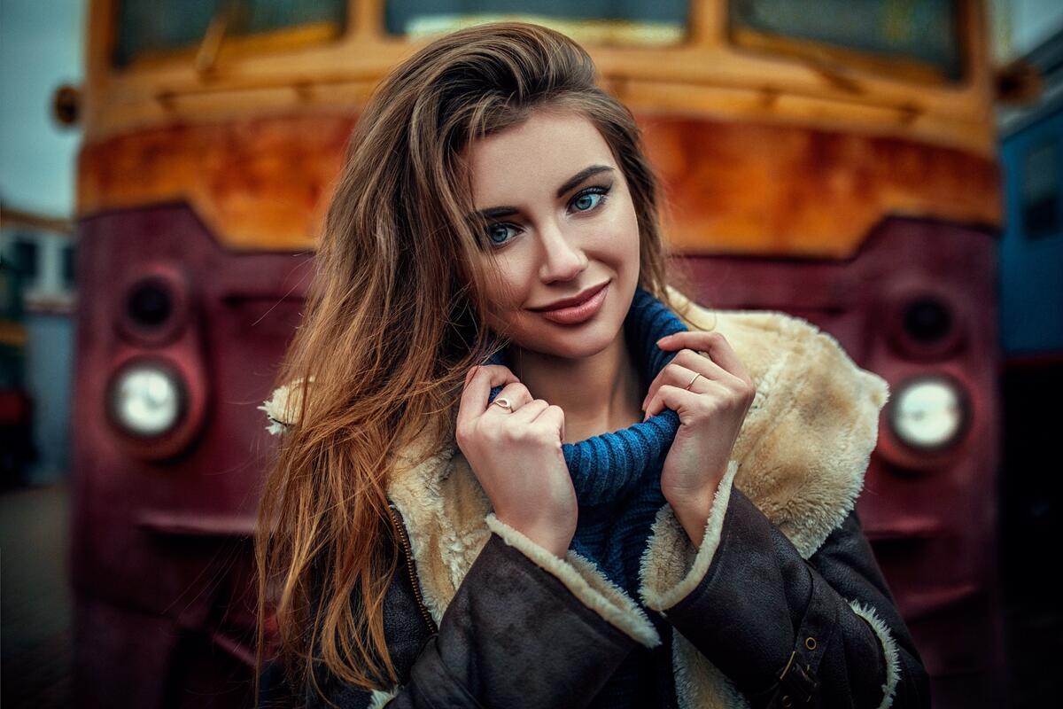 Красивая девушка на фоне поезда