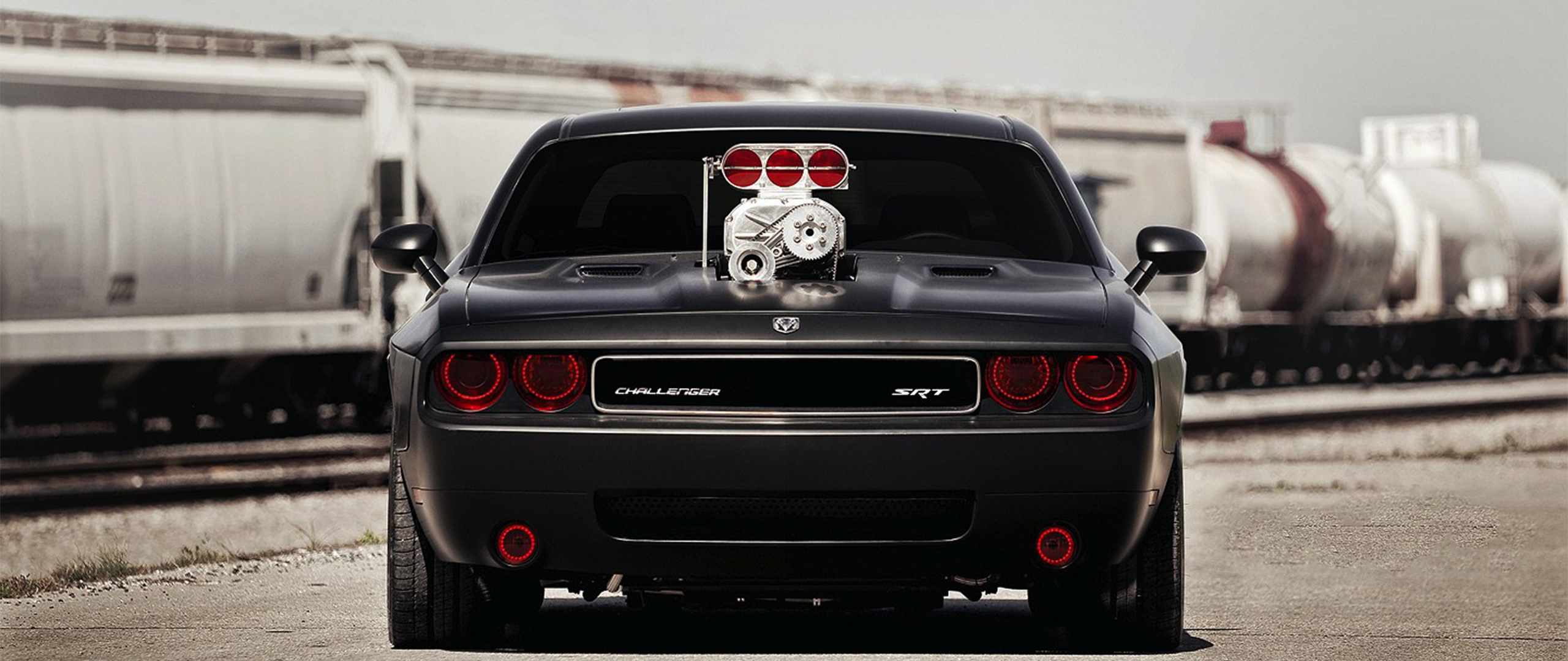 Dodge Challenger Hellcat с красными ангельскими глазками