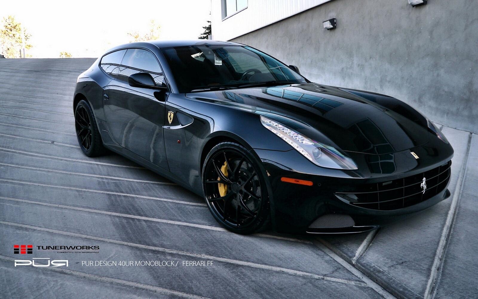 Бесплатное фото Черная Ferrari FF стоит в тупике