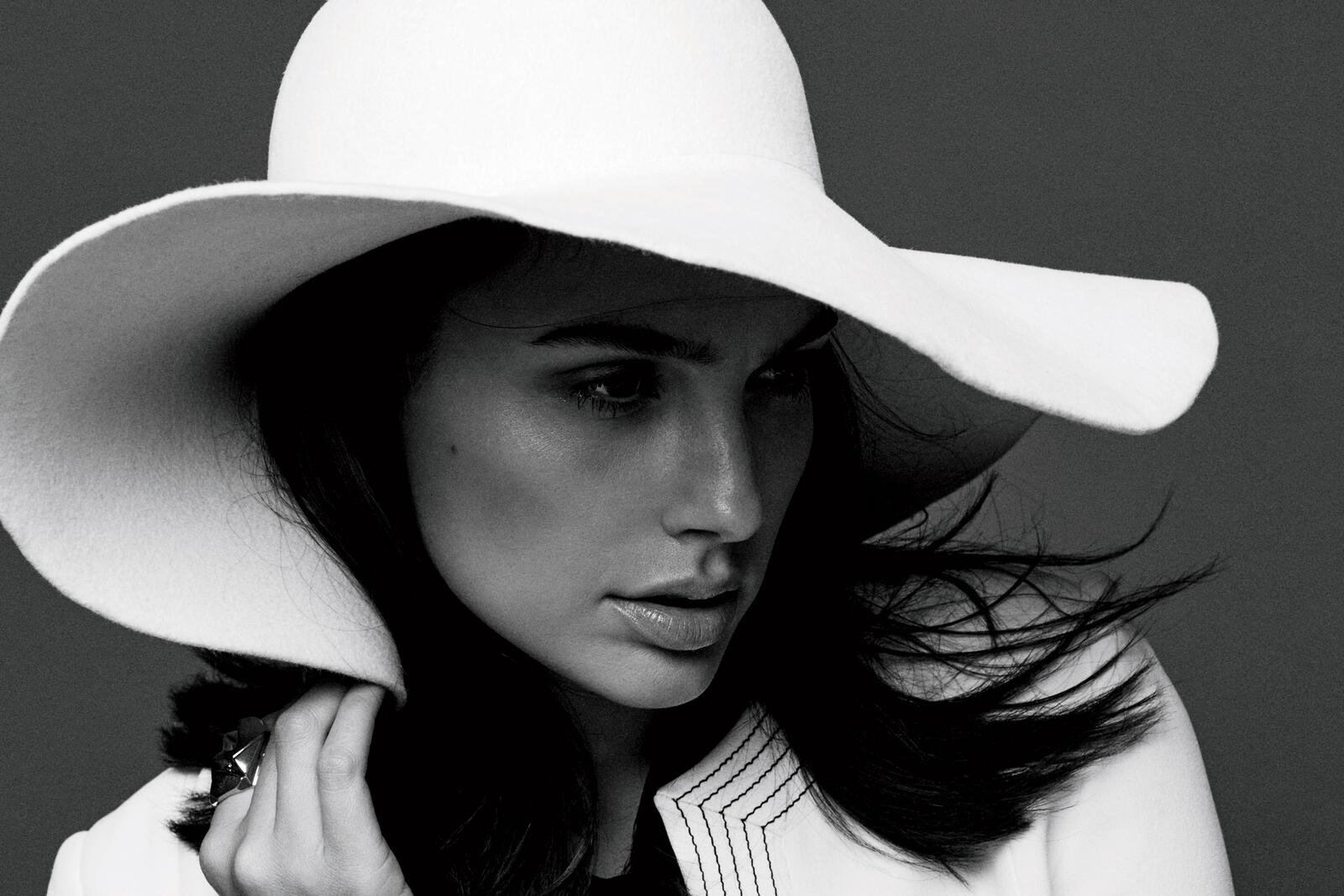 Free photo Gal Gadot in a white hat in a monochrome photo