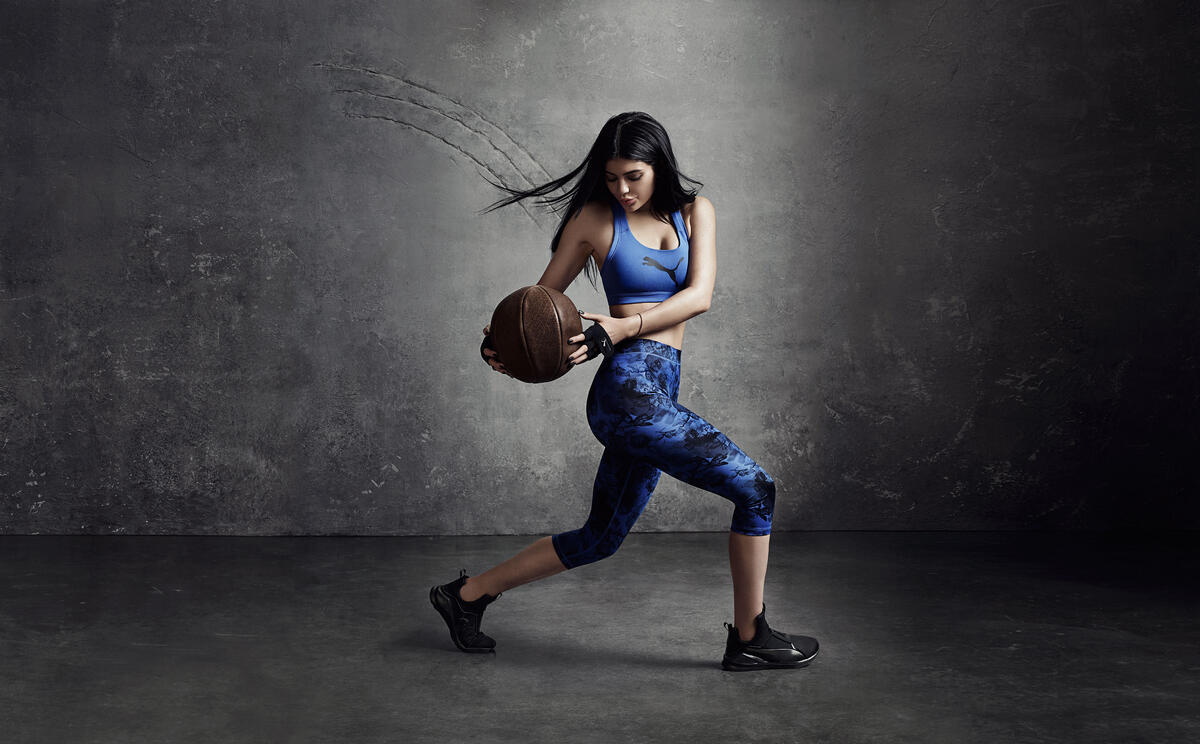 Кайли Дженнер в обтягивающей спортивной одежде играет в баскетбол