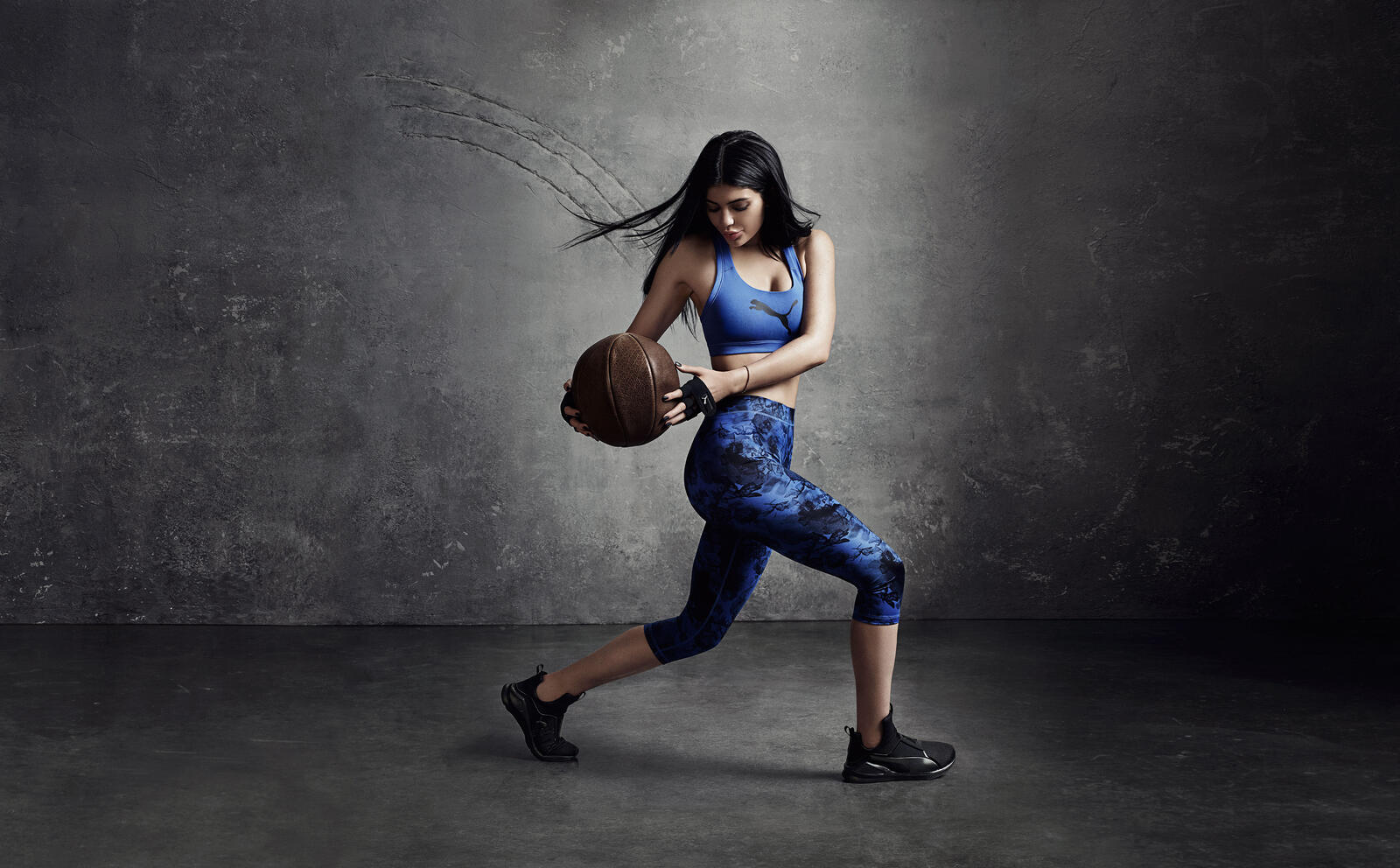 Бесплатное фото Кайли Дженнер в обтягивающей спортивной одежде играет в баскетбол